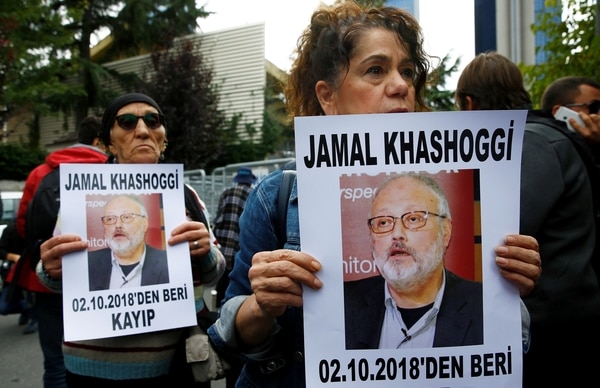 Activistas por los derechos humanos exigen respuestas sobre Jamal Khashoggi frente al consulado saudita en Estambul el 9 de octubre (REUTERS/Osman Orsal)