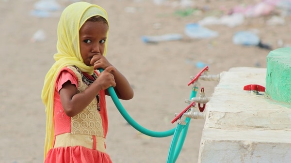 Una niña yemení desplazada bebe agua en un campamento establecido para personas que huyeron de las zonas de batalla (AFP PHOTO / Saleh Al-OBEIDI)