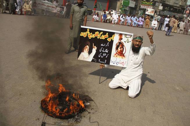 Simpatizantes del partido político TLP protestan en contra de la absolución de la cristiana Asia Bibi