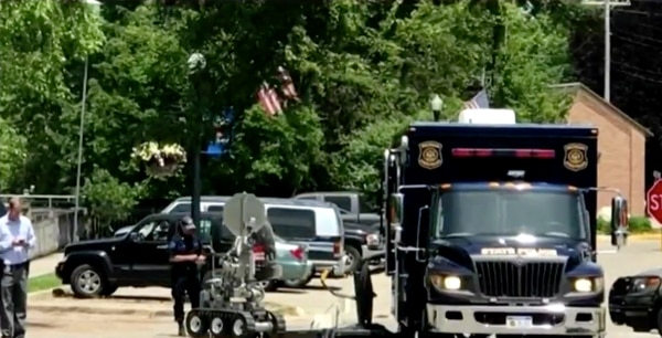 La policía de Plainwell, en Michigan, usó un robot para examinar la mochila usada por Donnelly en el robo al banco, pero en vez de bomba sólo había ropa vieja