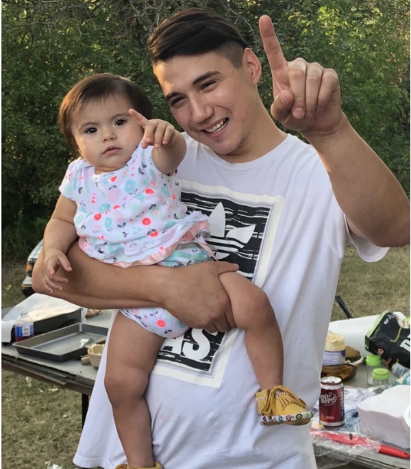 La bebé Haisley Jo con su padre, Ashton Matheny