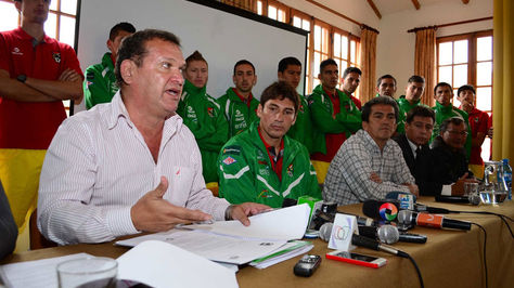 El representante de FABOL, David Paniagua, en conferencia de prensa junto a jugadores de la selección. Foto: Archivo-La Razón