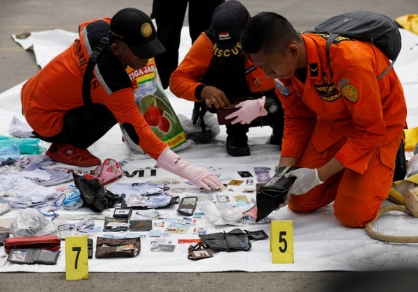 Trabajadores de rescate organizan los restos recuperados del accidente de Lion Air en el puerto de Jakarta. REUTERS/Edgar Su