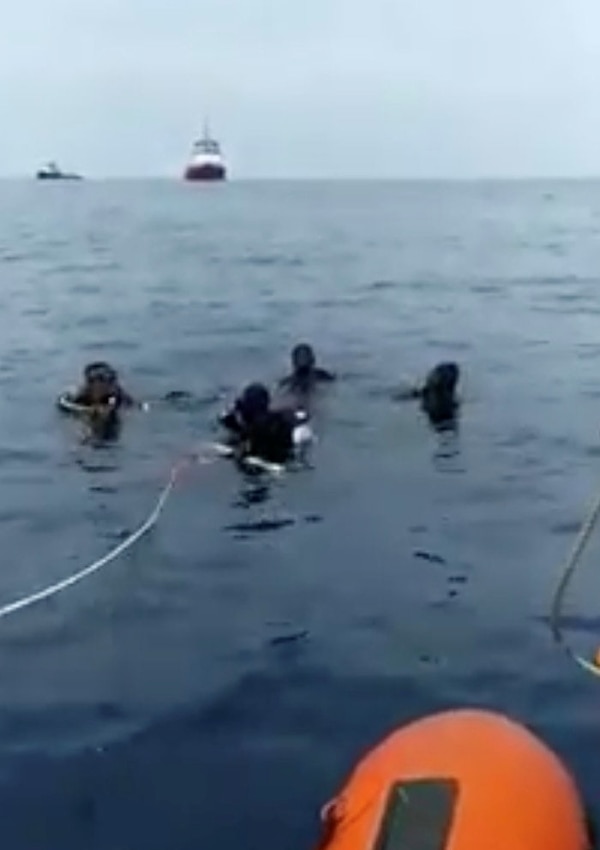 Buzos buscan los restos del vuelo JT610 que despegó el pasado 29 de octubre y se estrelló en el mar de Java. Basarnas/via REUTERS.