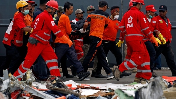 Rescatistas trasladan uno de los cuerpos recuperados en el puerto de Jakarta. REUTERS/Edgar Su