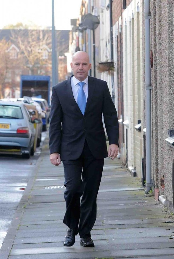 Simon Hurwood caminando por las calles de Cleveland, Reino Unido, donde era un implacable Detective Inspector (Gentileza: Evening Chronicle)