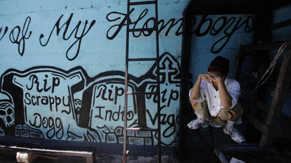 Foto: Un miembro de la mara Calle 18 en una celda de la prisión de San Pedro Sula, en 2013. (Reuters)