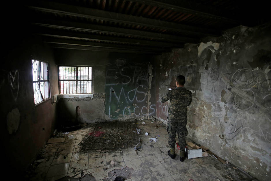 Un soldado filma el interior de una