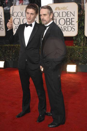 Max Irons y Jeremy Irons, en los Globos de Oro de 2010, en Beverly Hills, California.