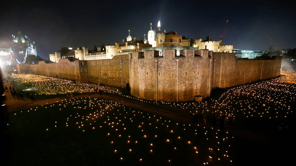 Foto: El foso de la Torre de Londres, iluminado con miles de velas (Reuters/Henry Nicholls)