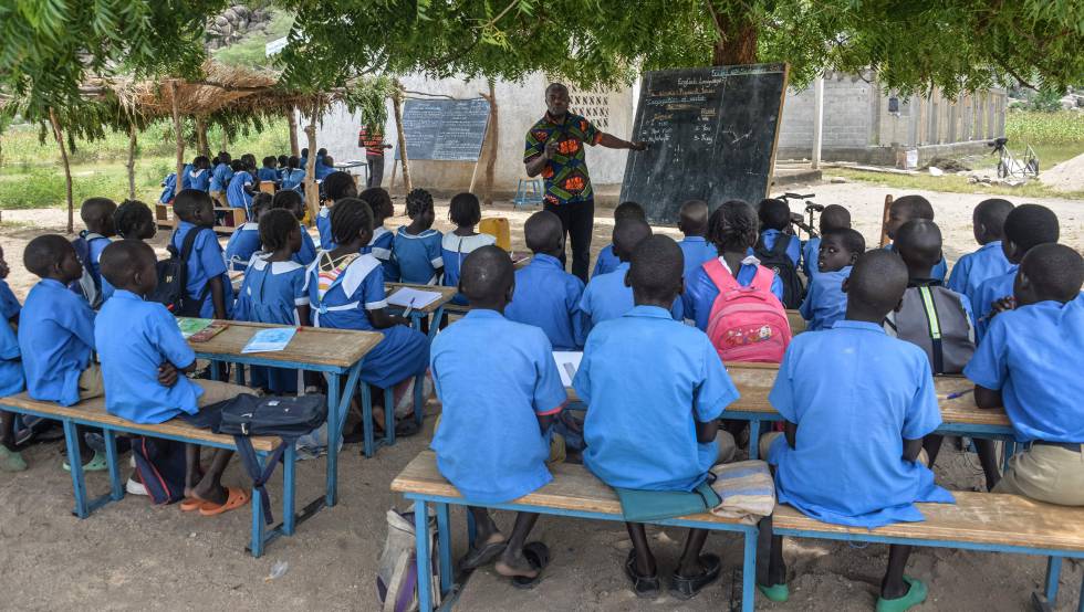 Un profesor imparte una clase bajo un árbol en Moho, un pueblo en la provincia Norte de Camerún.