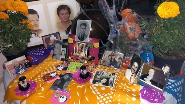 Homenaje a la madre de “El Sol” en el altar de Aracely Arámbula (Instagram:aracelyarambula)