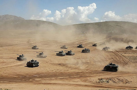 Tanques lanzan fuego de artillería durante el ejercicio combativo del Ejército. Foto: Min. Presidencia.