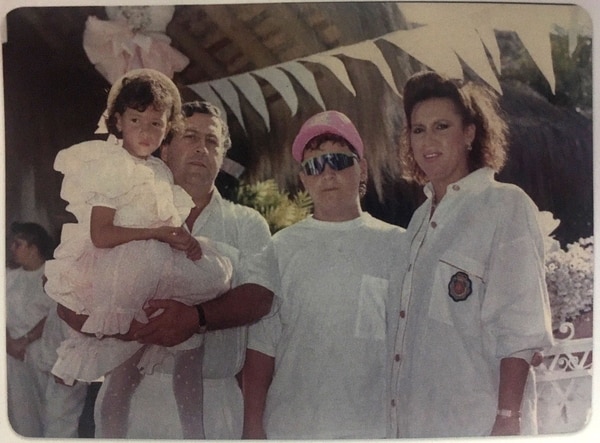 La familia Escobar en su conjunto, el día del cumpleaños número 4 de Manuela, en brazos de Pablo. En la imagen también están Juan Pablo y Victoria (Victoria Eugenia Henao – Editorial Planeta)