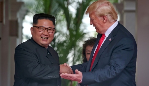 Kim Jong-un, líder de Corea del Norte, junto a Donald Trump. Los mandatarios buscan realizar una segunda cumbre (Reuters)
