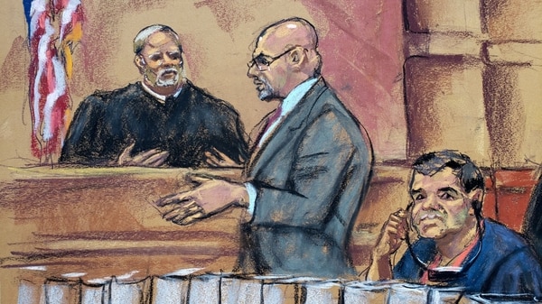 Reproducción fotográfica de un dibujo realizado por la artista Jane Rosenberg, donde aparece Joaquín “El Chapo” Guzmán (derecha) mientras escucha a su abogado Eduardo Balarezo (centro) hacer su petición al juez Brian Cohan (izquierda) (EFE)