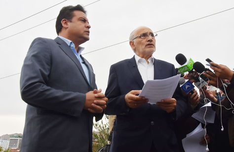 Luis Revilla y Carlos Mesa tras la firma del acuerdo político para los comicios de 2019. Foto: APG.