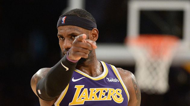 LeBron James se acerca al triple-doble en victoria de los Lakers