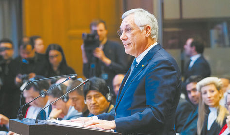 Eduardo Rodríguez Veltzé en el estrado de la Corte Internacional.