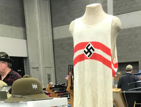 Artículos de ideología nazi y del Ku Klux Klan fueron vendidos en la feria de armas del Centro de Exposiciones de Kentucky (Joe Gerth/Louisville Courier-Journal)