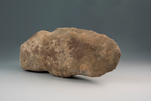 Esta fue la piedra que se cree que tiene 6.000 años de antigüedad y que fue encontrada en Mount Vernon (Virginia) (Sierra Medellin/George Washington’s Mount Vernon)