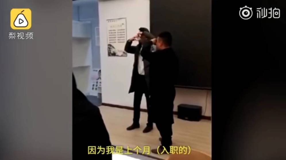Foto: Captura de pantalla de un vídeo en el que se ve a los empleados siendo obligados a beber orina