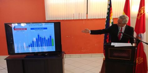 El vicepresidente García explica las inversiones gubernamentales en Potosí.