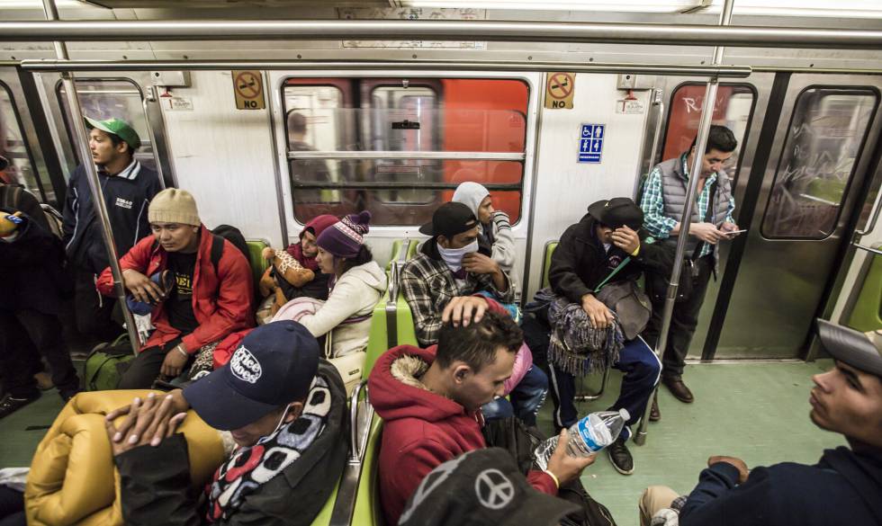 HondureÃ±os de la caravana de migrantes, en el metro en Ciudad de MÃ©xico este viernes.