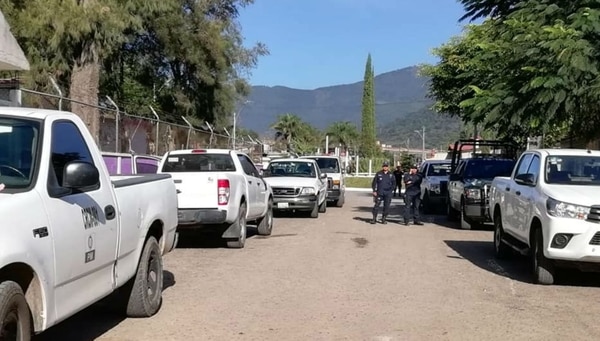 Autoridades de Veracruz acordonaron la zona pero no se ha informado qué grupo delictivo está detrás de las muertes. (Facebook Sucesos de Veracruz)