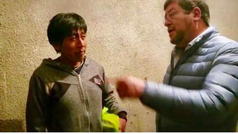 Doria Medina visita a albañil que gritó Bolivia dijo No y le ofrece trabajo