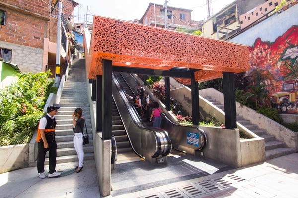 Las escaleras mecánicas han sido una gran herramienta de movilidad para los habitantes de la Comuna 13 (ACI)