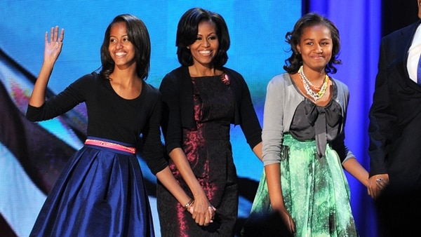 Michelle con sus hijas Malia y Sasha el día de la reelección de Obama en 2012 (JEWEL SAMAD/AFP/Getty Images)
