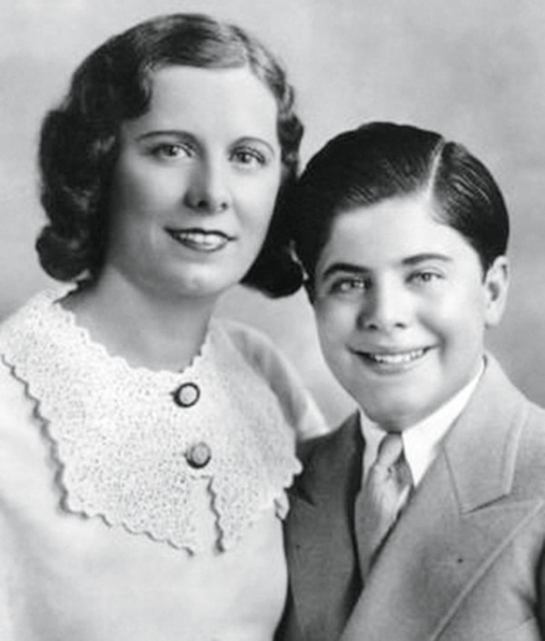 Mary, su mujer irlandesa, y su hijo Albert