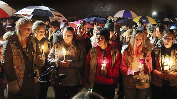 Un grupo de jóvenes durante la vigilia en memoria de las “Girl Scouts” fallecidas (AP)