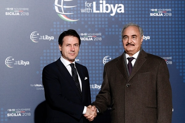 El primer ministro italiano Giuseppe Conte con el mariscal Jalifa Haftar (Filippo MONTEFORTE / AFP)