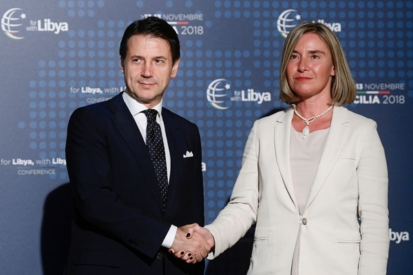 Conte y la jefa de la diplomacia de la Unión Europea Federica Mogherini (Filippo MONTEFORTE / AFP)
