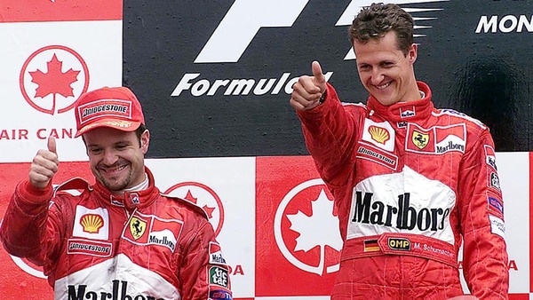 Junio de 2000. Michael Schumacher festeja en el podio de Montreal. A su lado, el brasileño Rubens Barrichello