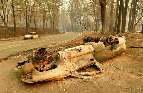 Vehículos quemados en un camino cerca del Campamento en Paradise, California. Foto: AFP