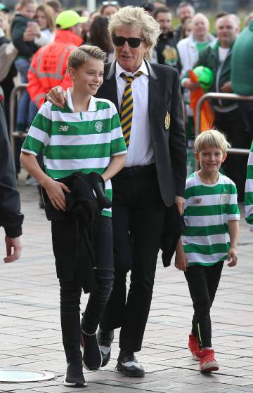 El cantante Rod Stewart junto a sus hijos, Alastair y Aiden, en un partido de fÃºtbol en Glasgow en septiembre de 2017.