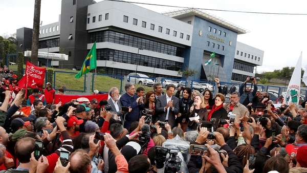 Simpatizantes de Lula en un acto de Haddad antes de las elecciones (Reuters)