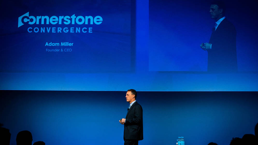 Foto: Adam Miller, CEO de Cornerstone, durante su conferencia. 