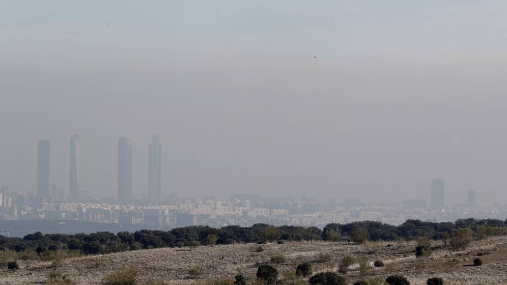 Foto: El 'smog' o nube tóxica que se desprende de la contaminación. A lo lejos, Madrid. (EFE/Ángel Díaz)