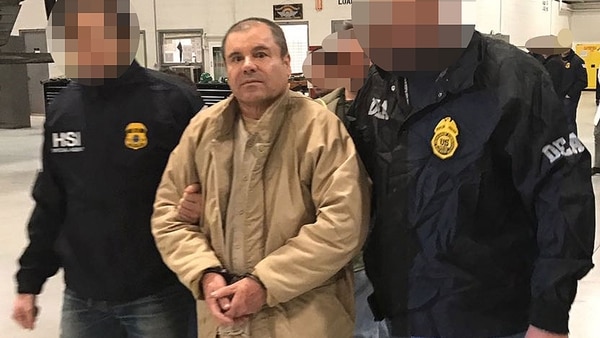 Joaquín “El Chapo” Guzmán es trasladado por agentes de la DEA en una foto de archivo (Foto: AFP)