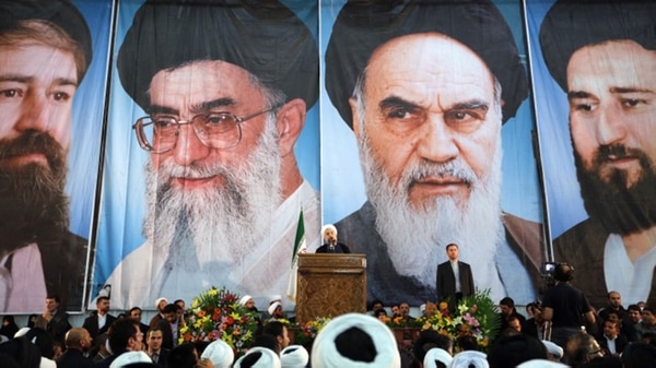 El presidente iraní, Hasan Rohani, con la imagen de los líderes supremos de fondo (AFP)