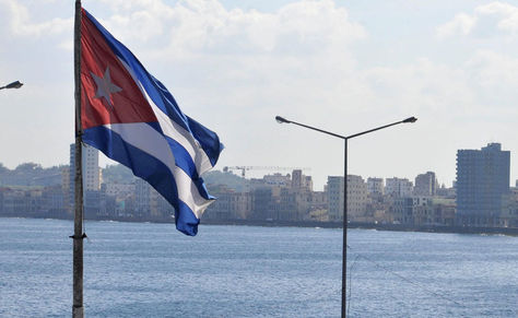 La bandera cubana con La Habana de fondo. Foto: Archivo-La Razón
