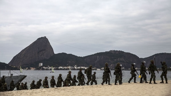 Militares avanzan sobre las playas de Río de Janeiro (EFE)