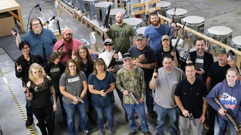 Foto: La empresa BenShotman, fabricante de productos de vidrio, ha regalado armas a todos sus empleados