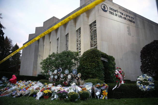 Ofrenda floral dos días después de un tiroteo masivo, en Pittsburgh. (EFE)