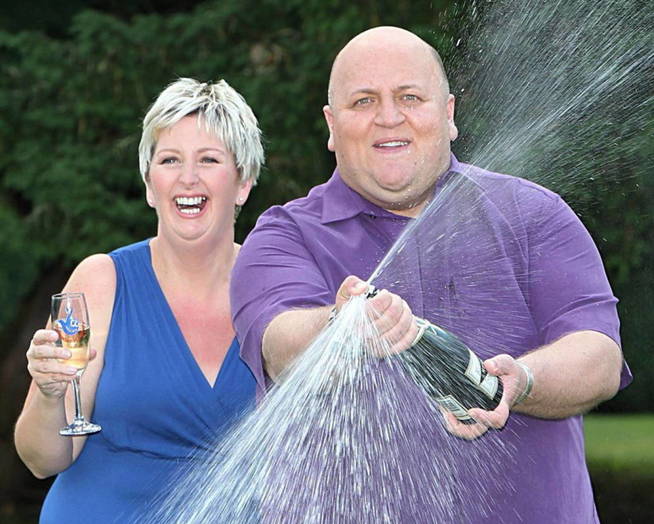 Adrian y Gillian Bayford fotografiados el día en que recibieron el premio de lotería. (Efe)
