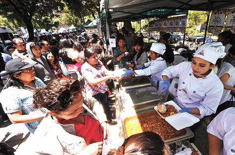 Evento. La campaña solidaria de AVCCI vendió el sábado 10 unos 5.000 platos de ají de fideo.